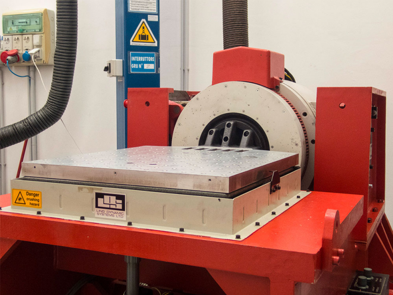 Shaker LDS V806 LS with slip table